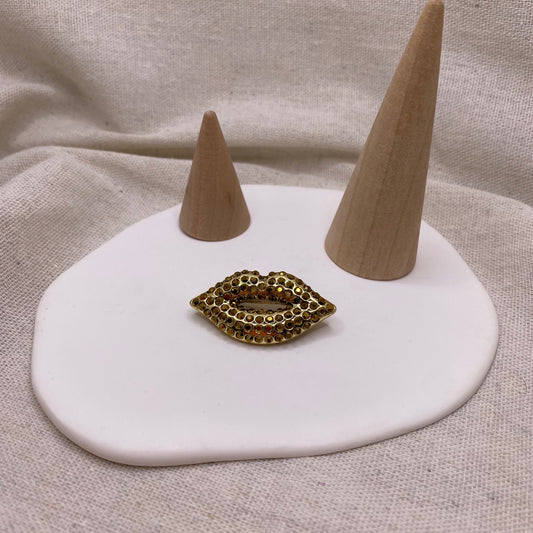 Broche Kiss